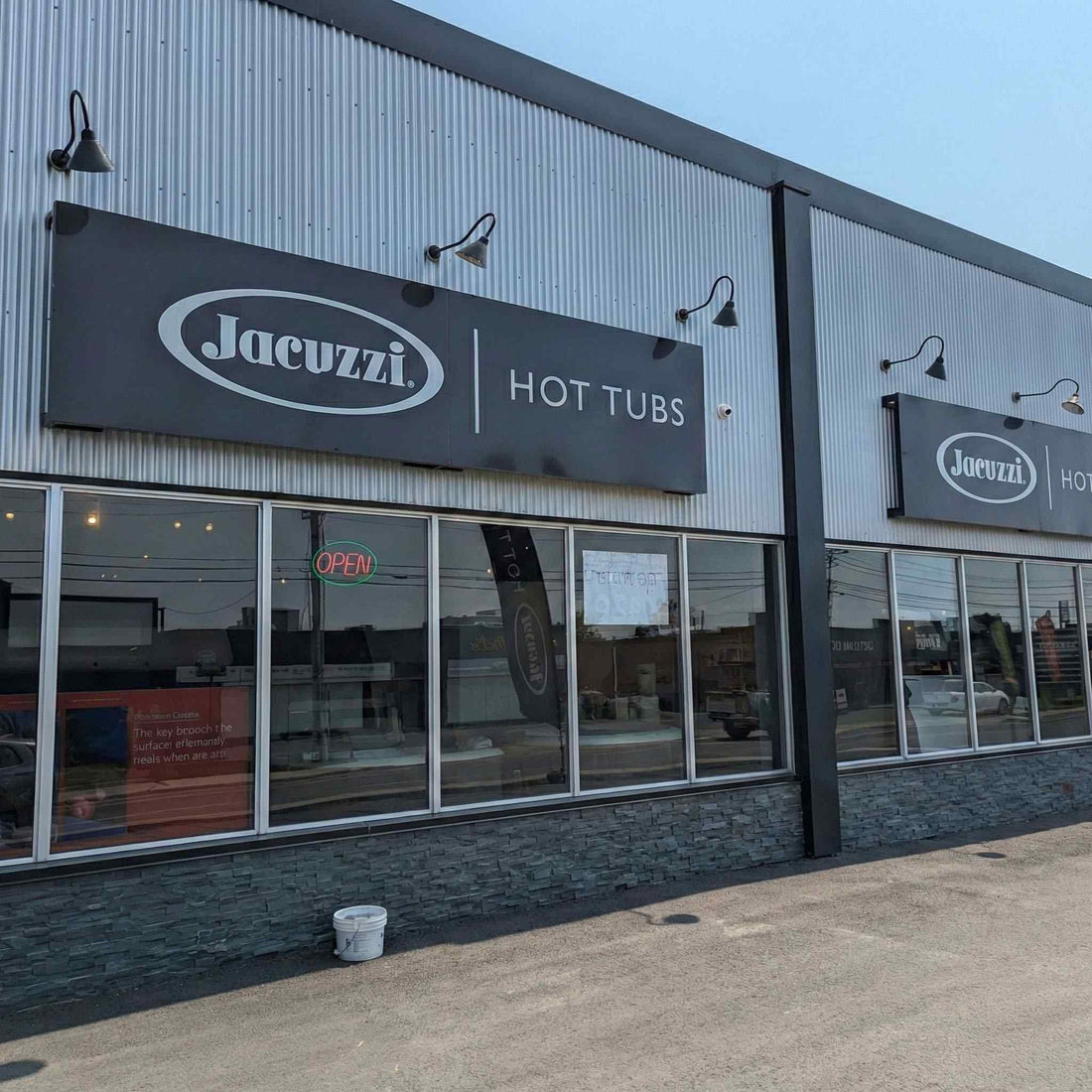 <strong>Authorized Jacuzzi® Dealer</strong>